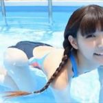 彩川ひなのグラビア動画 ハイレグ競泳水着のエロかわ三つ編み女子