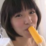 保田真愛グラビア動画 ニット＆パンティ姿でアイスを食べ続けるだけ・・