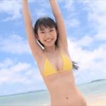 長澤茉里奈グラビア動画 黄色ビキのエロかわぷるるん巨乳女子オンザビーチ!