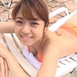 中村静香グラビア動画 お団子ヘアとオレンジ水着がエロかわすぎる巨乳女子