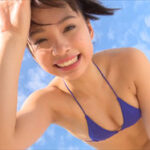 鶴巻星奈グラビア動画 ブルーの三角ビキニがエロかわビーチエンジェル