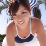 野田彩加グラビア動画 髪を一つ結びにまとめたスクール水着の巨乳美女