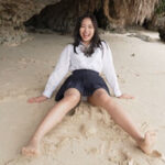 水野遥香グラビア動画 女子高生制服を脱ぎビーチの岩陰でえちかわポーズ