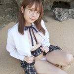 白川のぞみグラビア動画 JK制服の眼鏡女子が浜辺の岩陰でおっぱい露出!