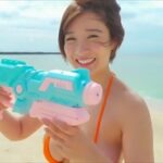 紺野栞グラビア動画 ブルースカイビーチではしゃぐオレンジビキニの美巨乳女子